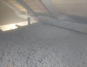 Zateplení stropu rodinného domu pomocí foukané izolace